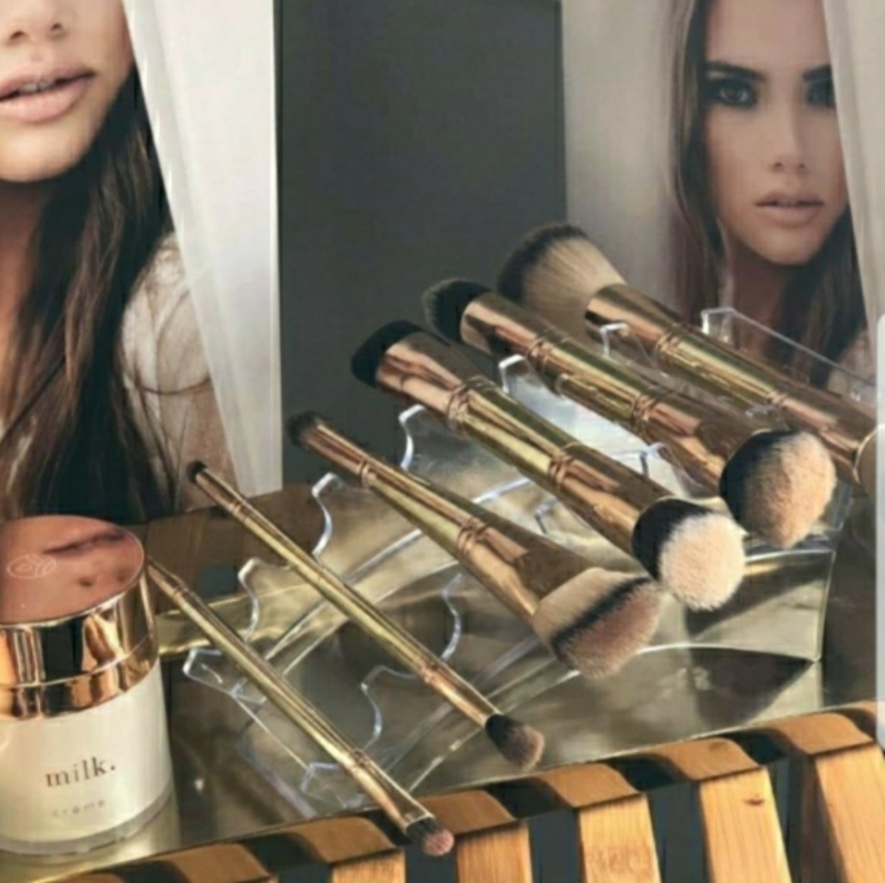 𝅺acrylic stand for makeup brushes or pens, markers ect.